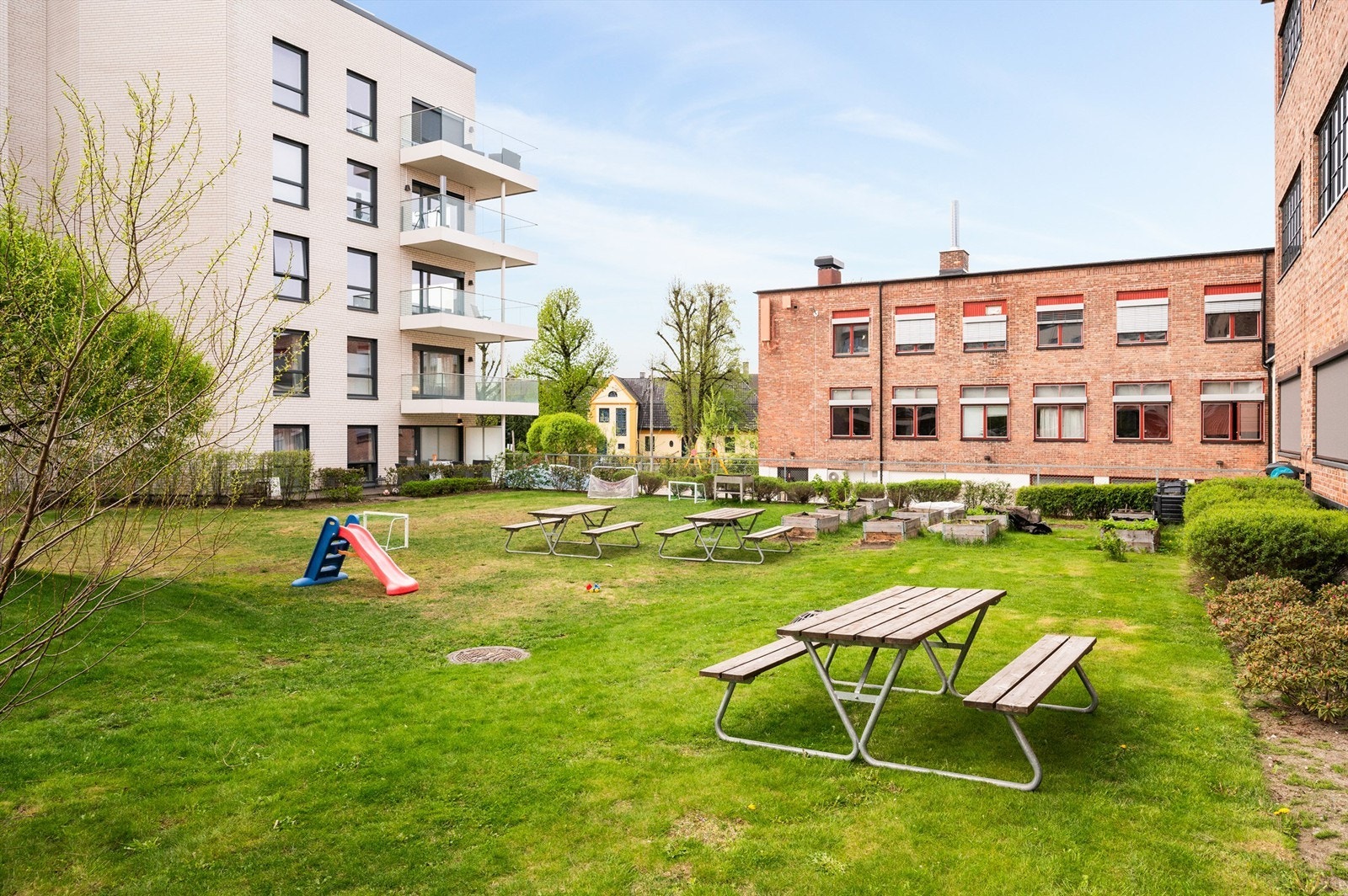 Hyggelige og frodige fellesområder pent opparbeidet med grøntarealer og sittegrupper. Galleribilde