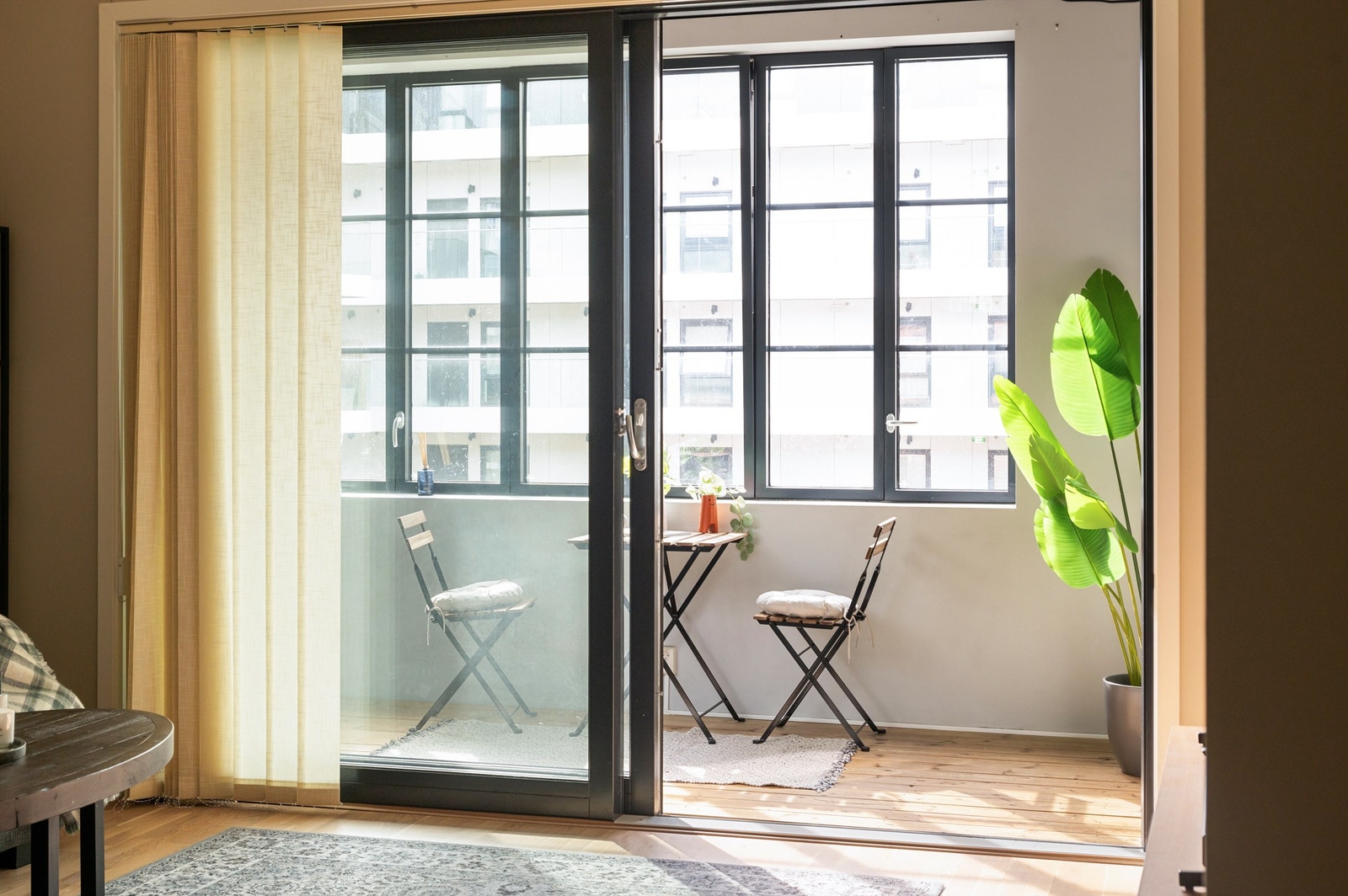 Fra stuen er det utgang til en fantastisk vinterhage gjennom store skyvedører. Galleribilde