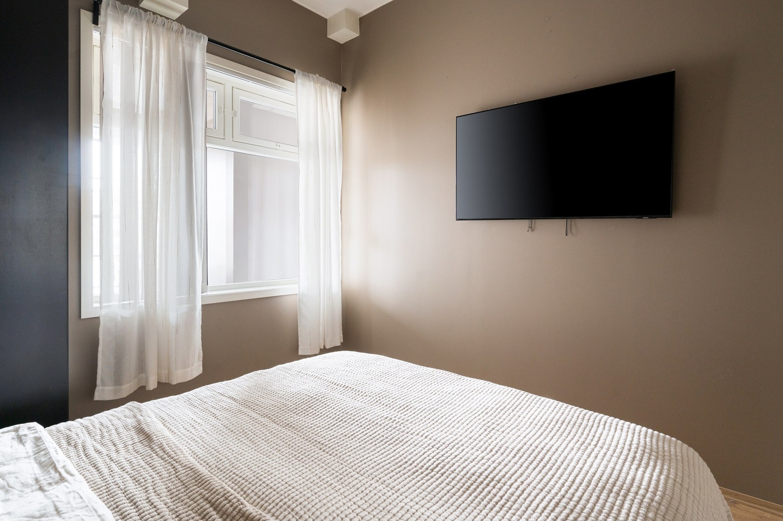 Rommet er holdt i lune og behagelige nyanser - perfekte for soverommet! Galleribilde