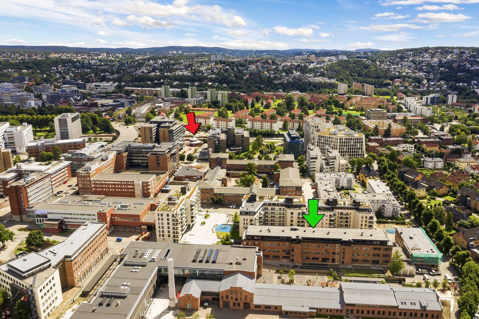 Rød pil på Helsfyr sentralstasjon - her er det T-bane med 4 linjer (1,2,3 og 4) og busser i alle retninger samt nattbuss Galleribilde