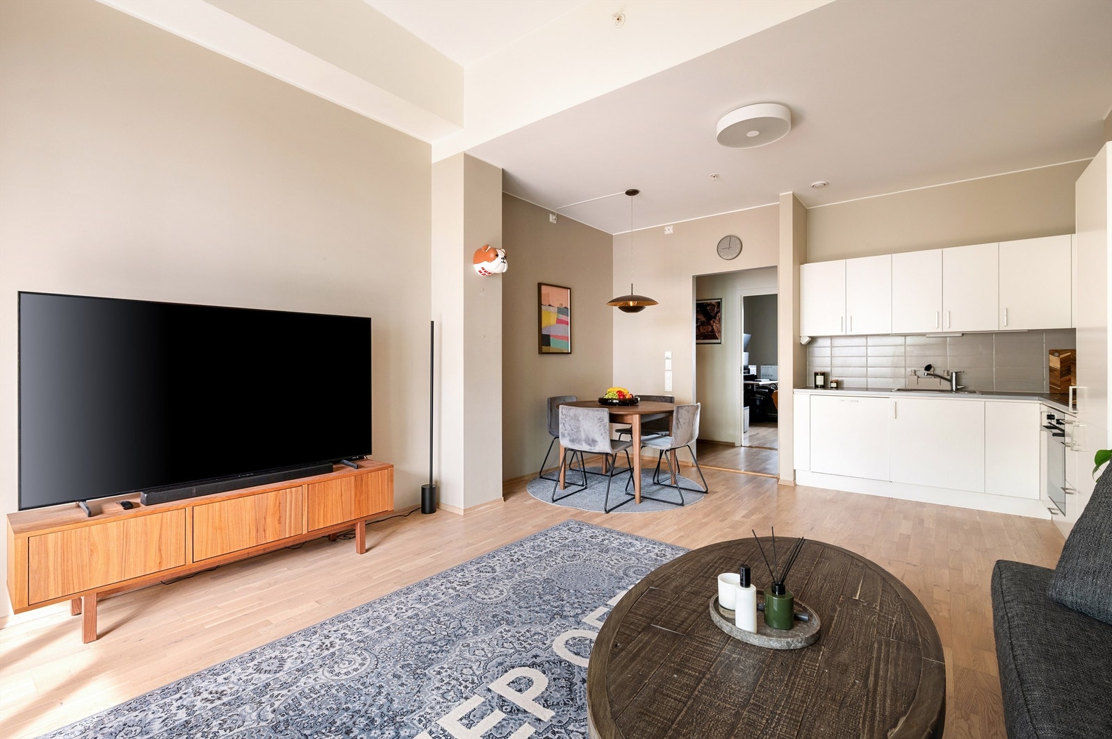 Boligen holder en svært høy standard med tilstandsgrad 1 eller bedre på samtlige punkter i tilstandsrapporten! Generøs takhøyde på ca. 3,4m i stue. Galleribilde