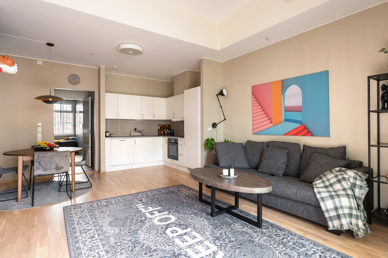 For mange er kjøkkenet det viktigste rommet i boligen. Leilighetens kjøkken er holdt i en sosial åpen løsning mot stuen der du har god kommunikasjon med gjestene mens middagen lages. Galleribilde