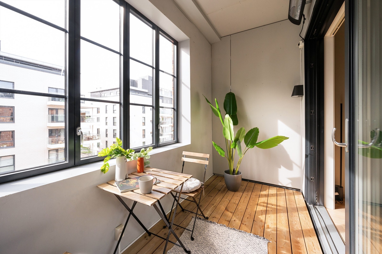 Vinterhagen har isolerglassvinduer og malte veggflater. Vinterhagen vender mot sydøst og er på ca. 7 kvm. Galleribilde