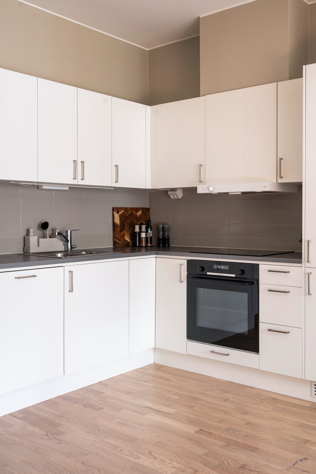 Den gode benkeplassen gjør det enkelt å diske opp lekre retter. Det er rikelig med oppbevaringsplass i både skuffer og skap. Hvitevarene er sømløst integrert i innredningen. Galleribilde