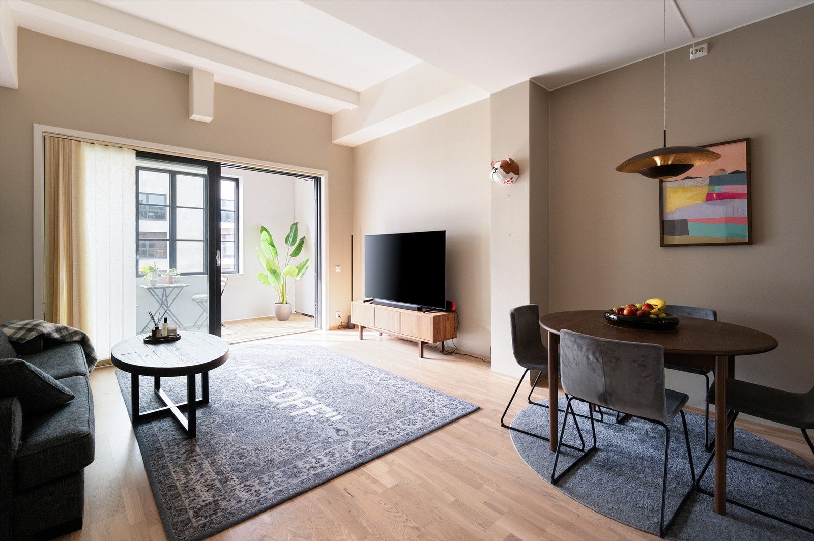 Stuen er romslig med god planløsning og kan enkelt innredes med en hyggelig sofagruppe med tilhørende sofabord og annet ønskelig stuemøblement. Galleribilde