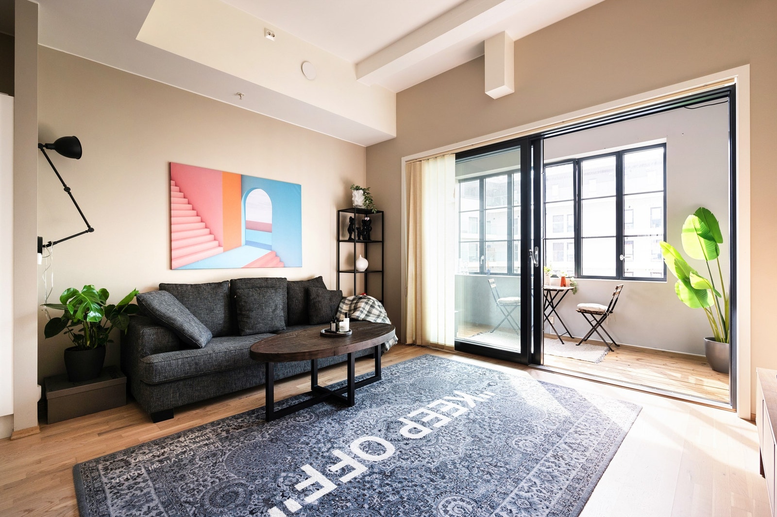 Krogsveen v/Nhut Nam Hunh har gleden av å presentere denne stilrene og attraktive 3-roms selveierleiligheten med en herlig vinterhave. Galleribilde