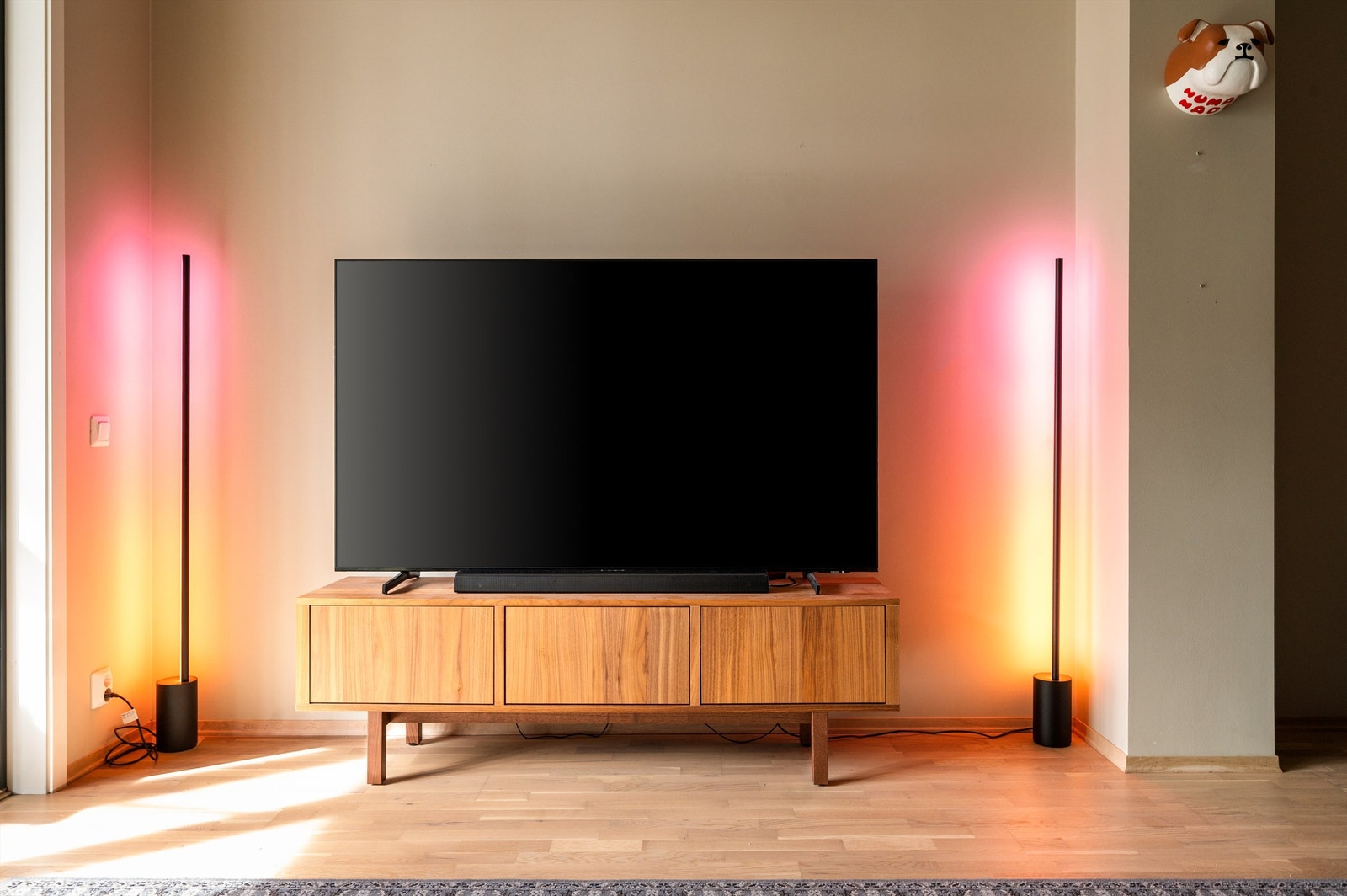 Er du en som ser mye på TV så er det mer enn nok plass til en stor skjerm på veggen. TV-en på bildet er 70". Galleribilde