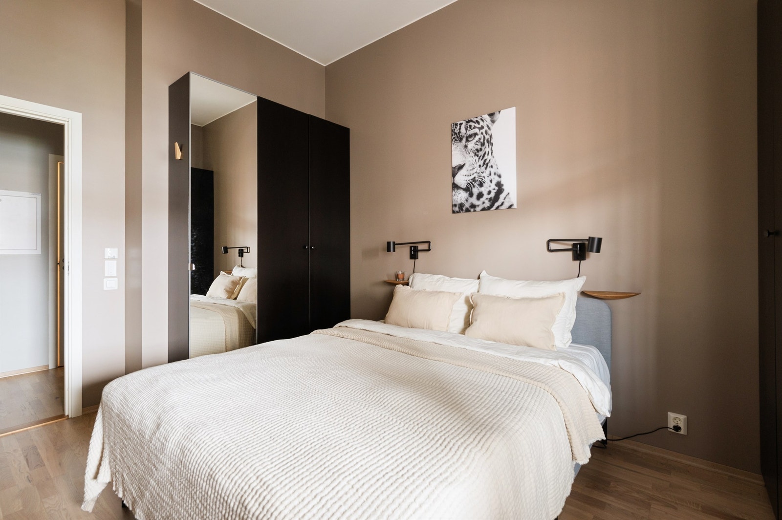 Det er også gode oppbevaringsmuligheter i et romslig garderobeskap. Galleribilde