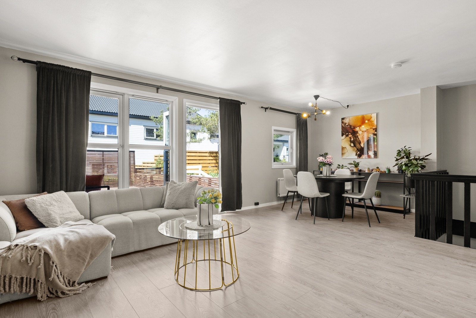 Rålekkert rekkehus over 2 plan, som har gjennomgått en betydelig oppussing i senere tid. Galleribilde