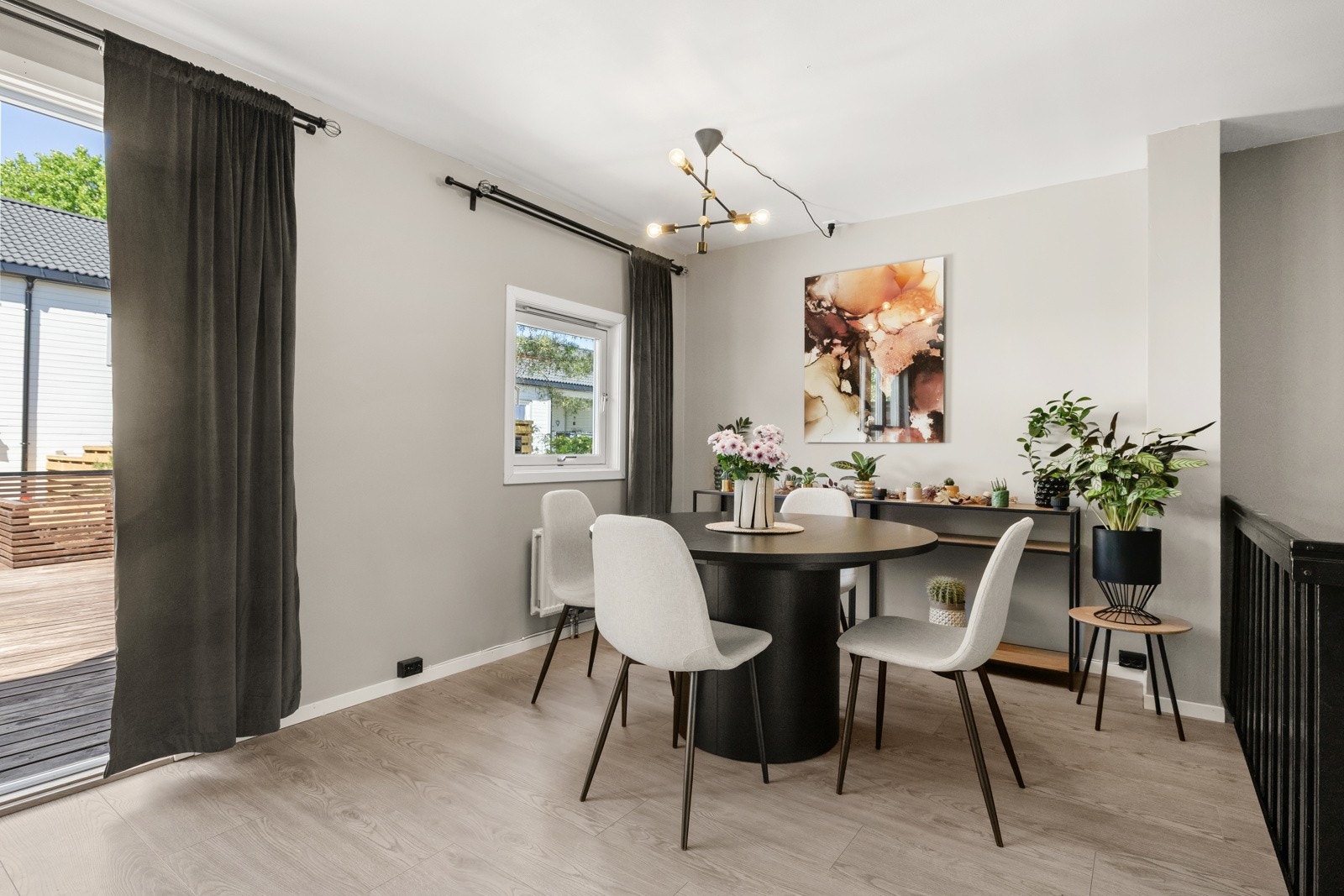 Stuen har flere møbleringsmuligheter med plass til sofagruppe og spisestue. Galleribilde