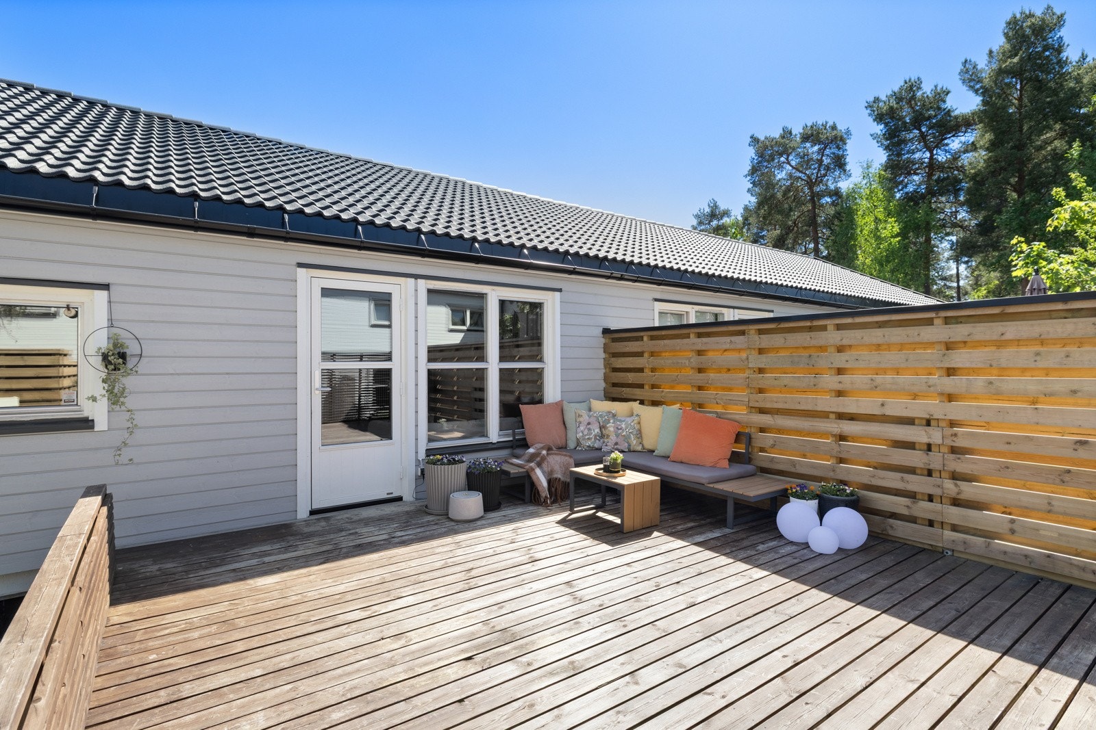 Stue med adkomst til en solrik nord/- vestvendt terrasse på ca. 33 m². Galleribilde