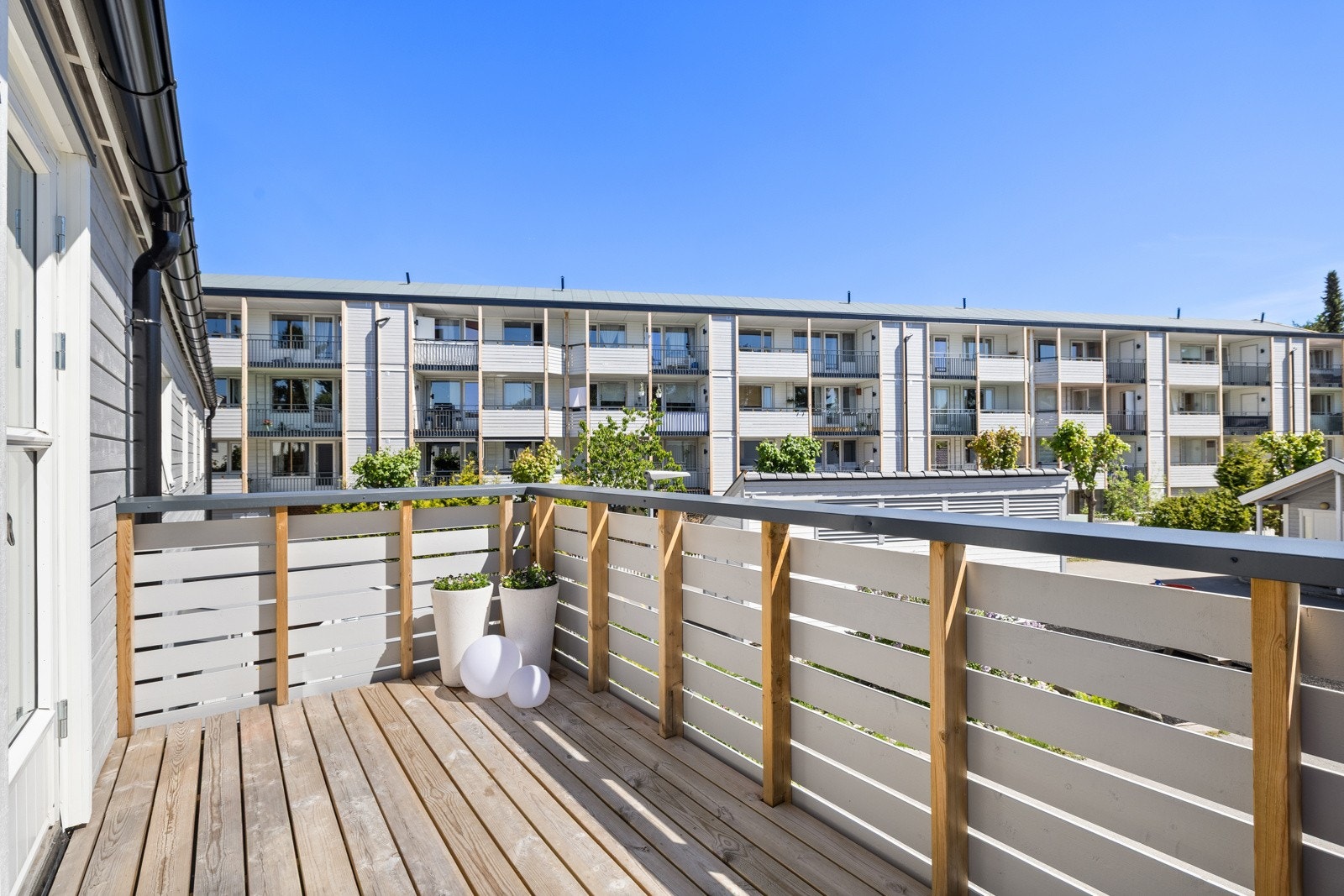 Adkomst fra kjøkken til en syd/- østvendt balkong med tregulv på ca. 7 m². Galleribilde