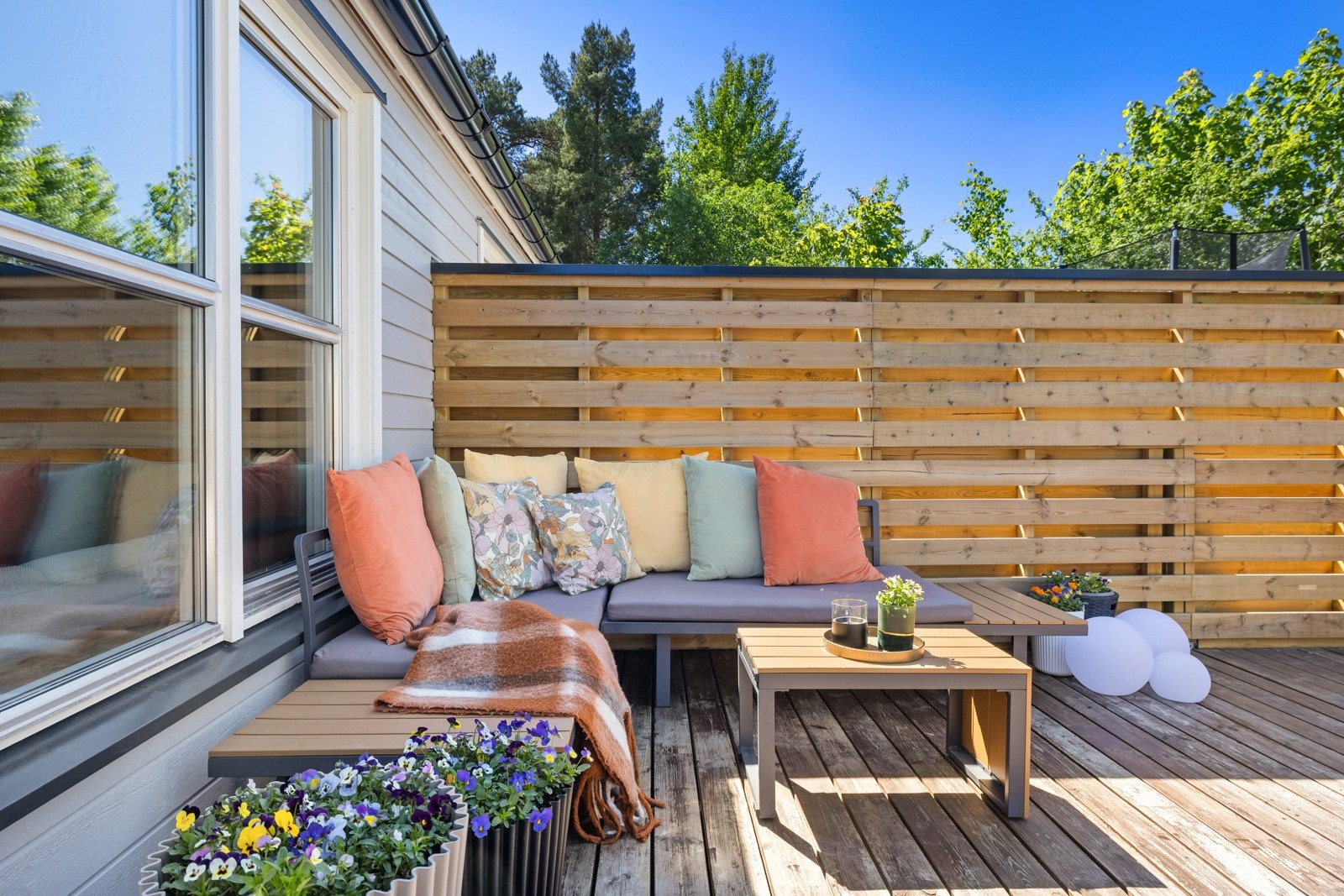Terrassen vender nord-vest, og solforholdene er upåklagelige. Galleribilde
