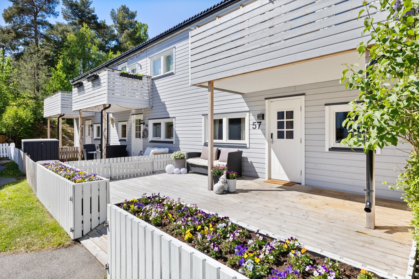 Adkomst fra entré til en syd/- østvendt terrasse. Galleribilde