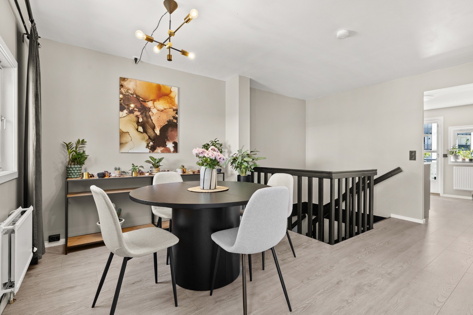 Varmtvann og fyring er inkludert i felleskostnadene, hvilket sikrer deg en lavere strømregning. Galleribilde