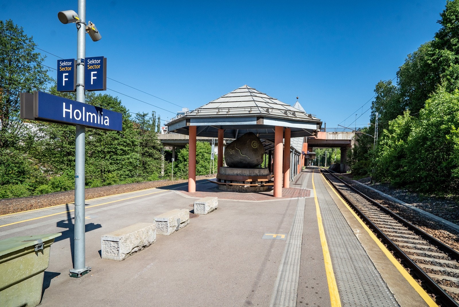 Holmlia stasjon - Kun 12 minutter med tog til Oslo S. Det går flere busslinjer også herfra. Galleribilde