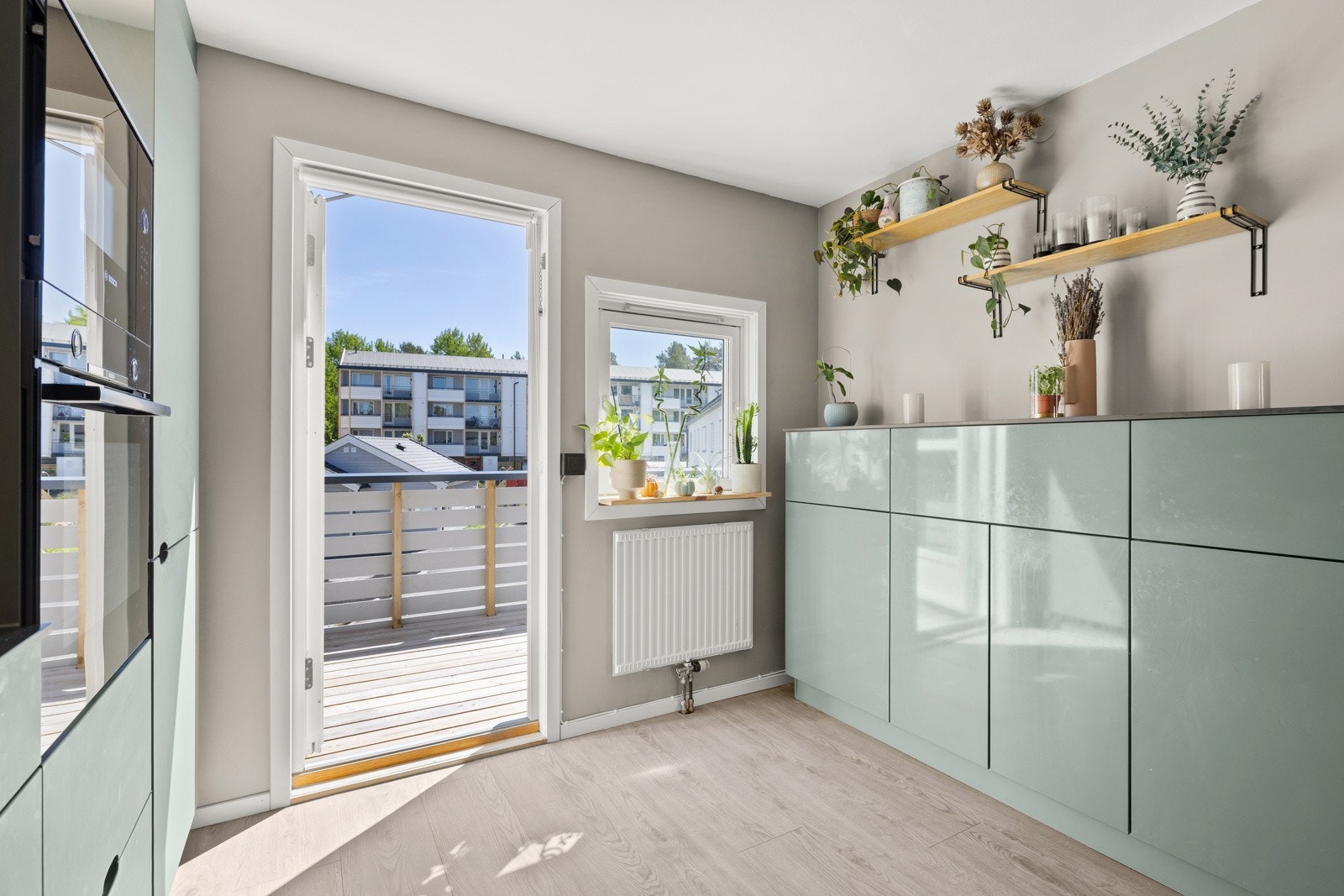 Innfelte hvitevarer som koketopp, stekeovn, mikrobølgeovn, oppvaskmaskin, kjøl/- fryseskap. Galleribilde