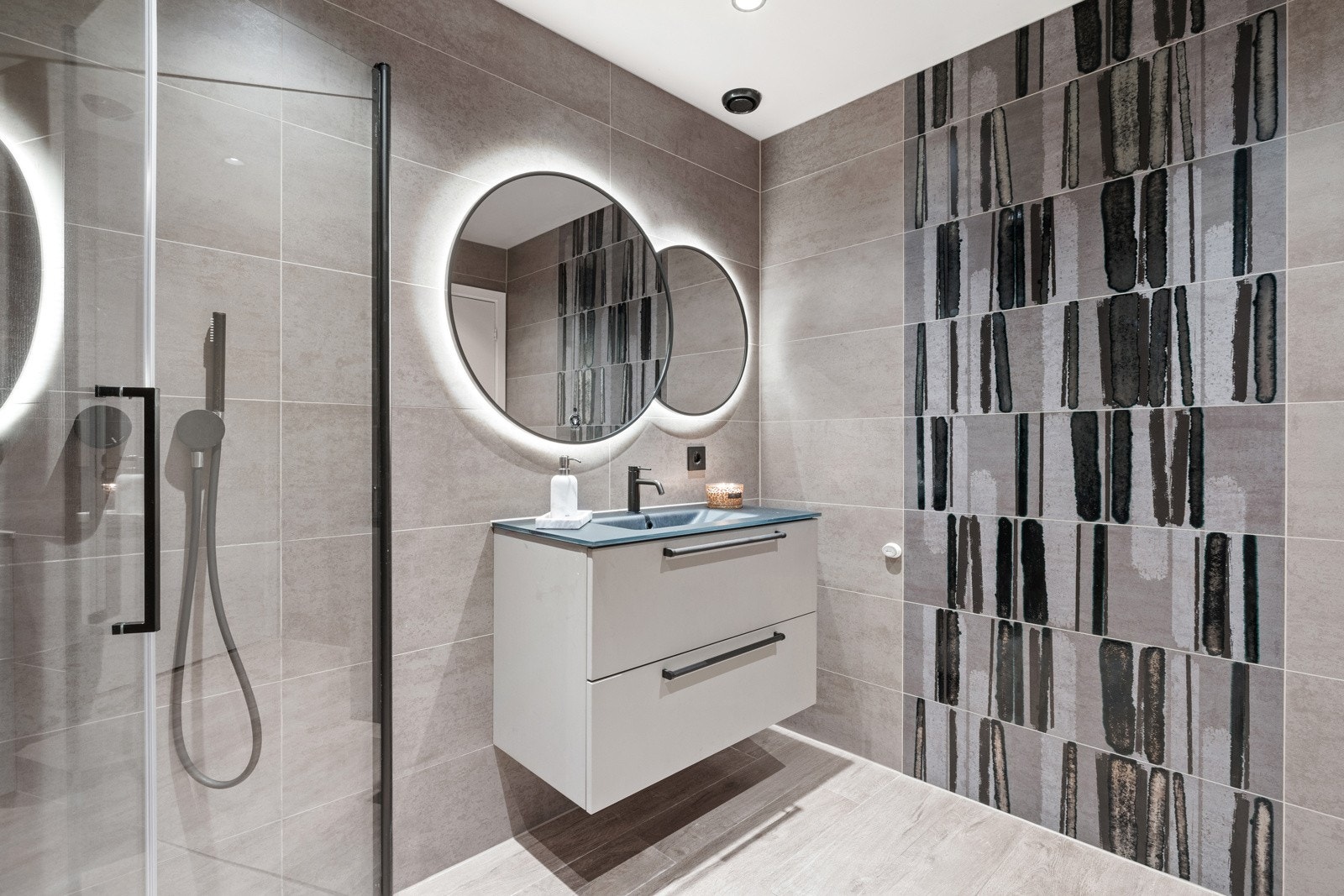 Overflater er belagt med fliser og gulvvarme. Galleribilde