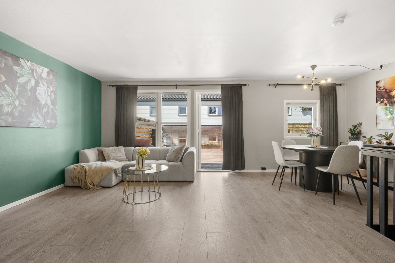 Lys og romslig stue med gode innredningsmuligheter. Galleribilde