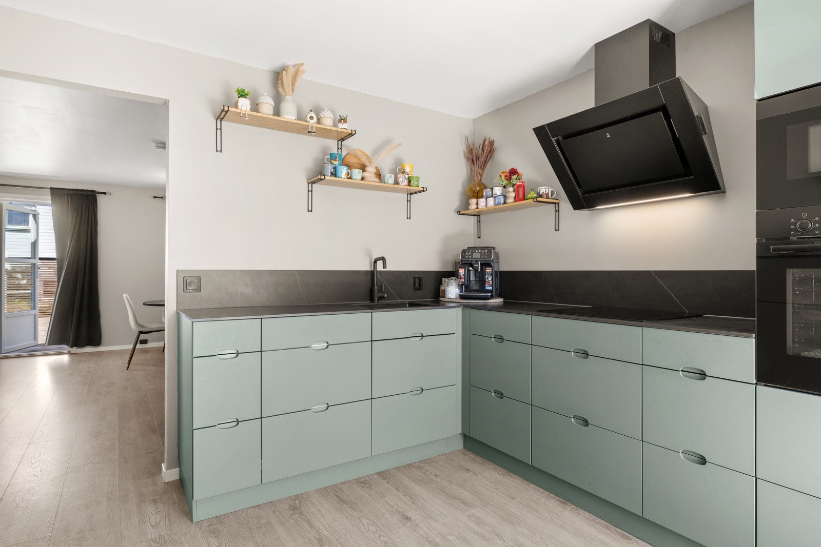 Meget pen Kvik kjøkkeninnredning med glatte folierte skapfronter. Galleribilde