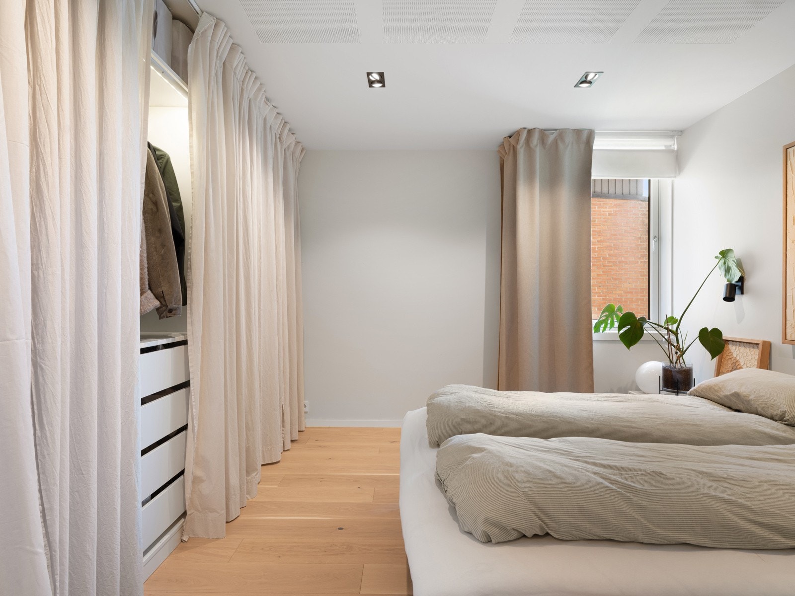 Garderobe på hovedsoverom Galleribilde