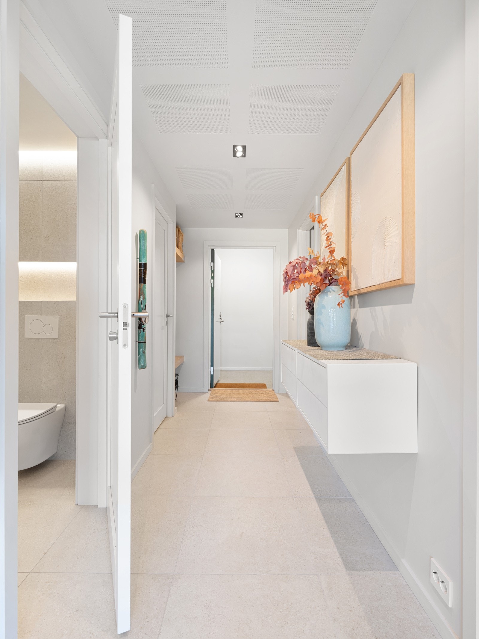 Velkommen inn! Alt av overflater, og tekniske installasjoner ble byttet i 2022 - Det vil si nytt ventilasjonsanlegg, nytt elektrisk anlegg og nytt røropplegg med rør-i-rør opplegg Galleribilde