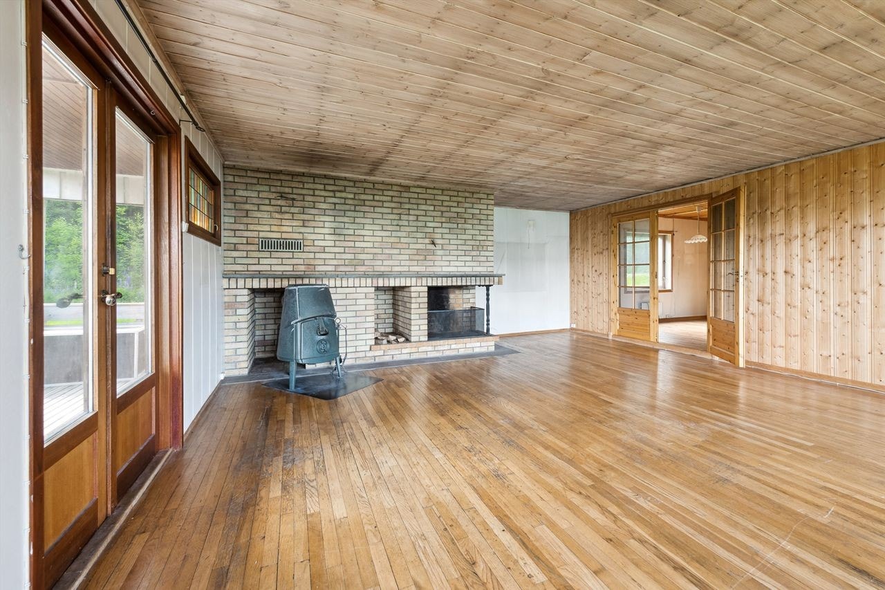 En tofløyet glassdør skiller denne stuen fra spisestue og kjøkkenet. Galleribilde