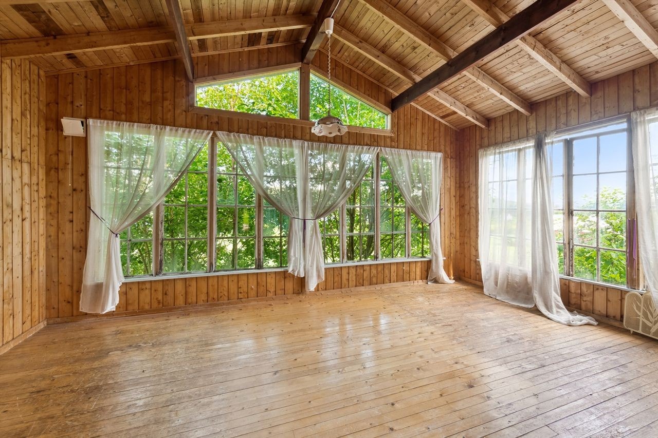 En innglasset og uisolert balkong på 22m² utvider stuearealet. Galleribilde