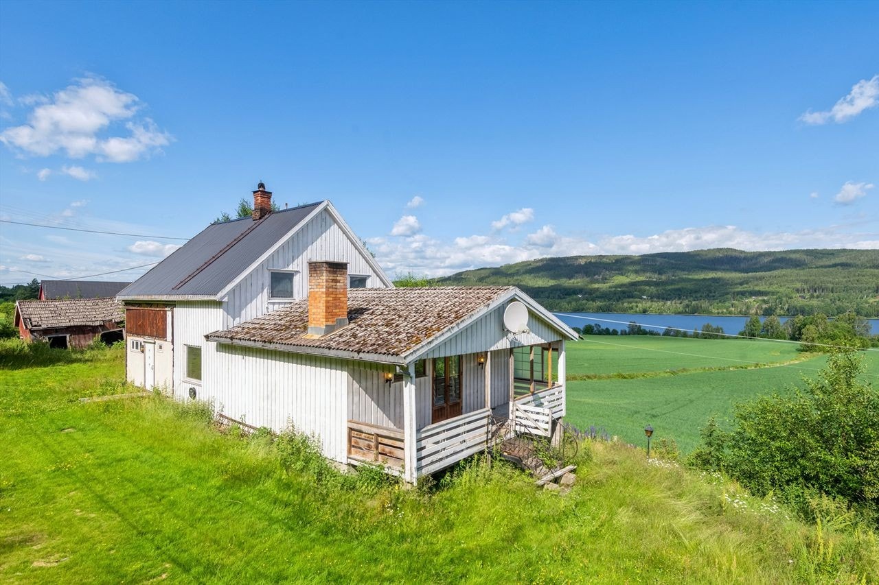 Eiendommen har en attraktiv beliggenhet i et rolig og veletablert boligområde i Brandval. Galleribilde