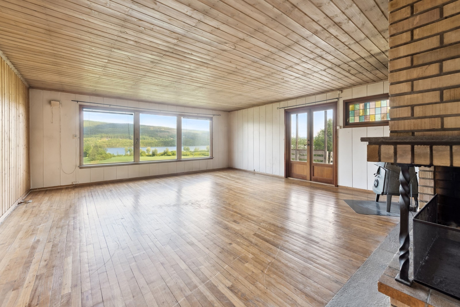 Boligen har to stuer som gir fleksible møbleringsmuligheter. Den ene stuen har en åpen teglpeis og en vedovn. Galleribilde