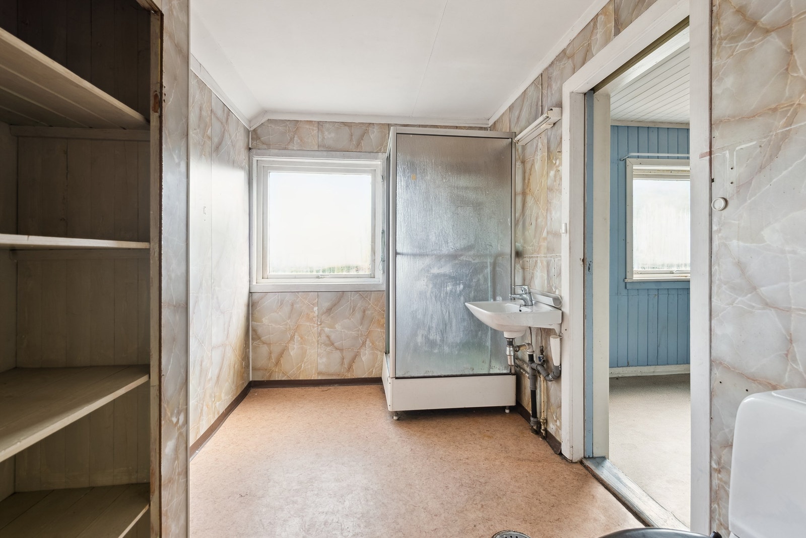 Badet er av eldre standard og har fått tilstandsgrad 3, noe som indikerer et behov for totalrenovering. Galleribilde