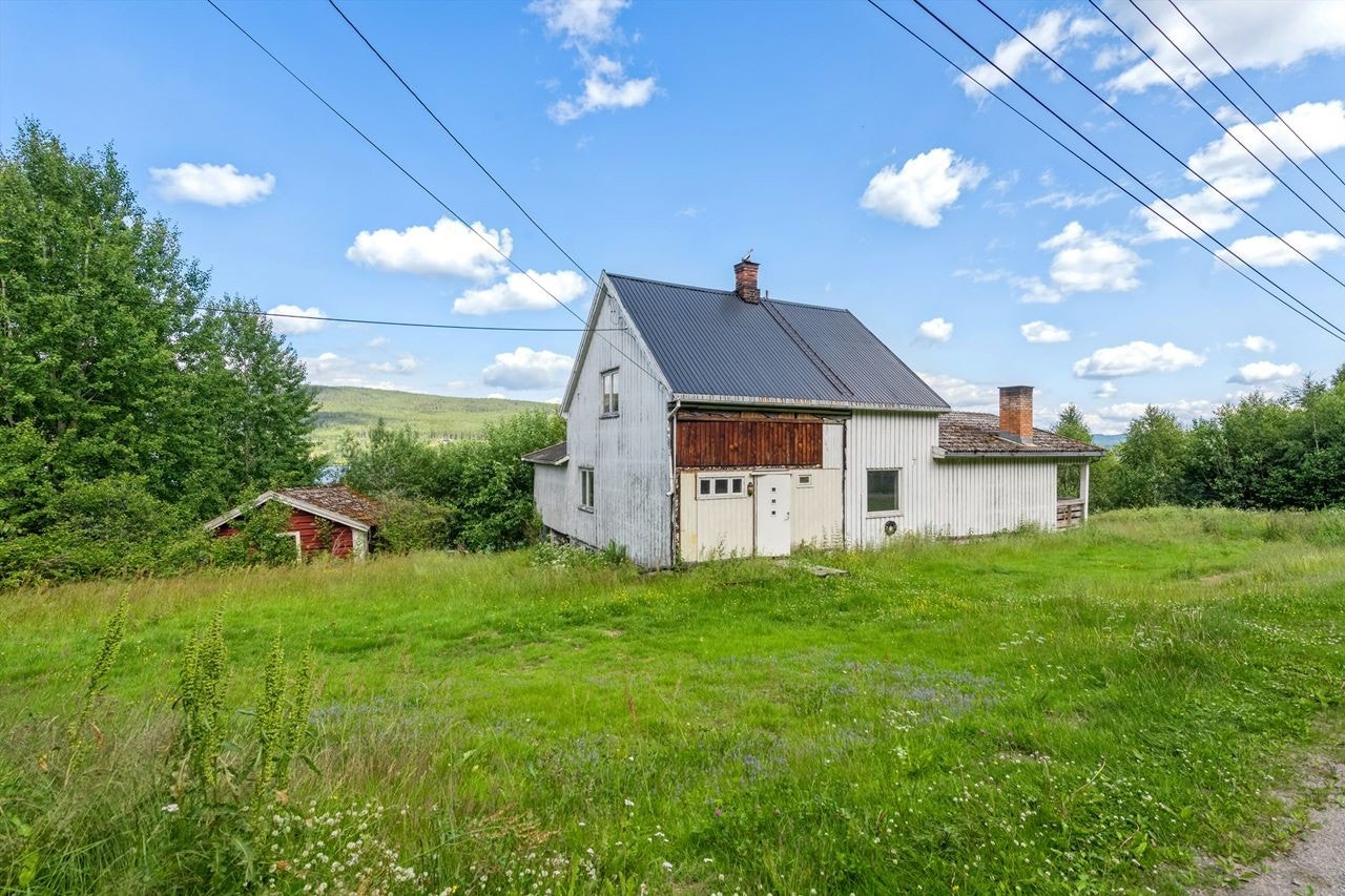 På eiendommen er det oppført låve på 51m², stabbur på 18m² og uthus/anneks på 56m². Galleribilde