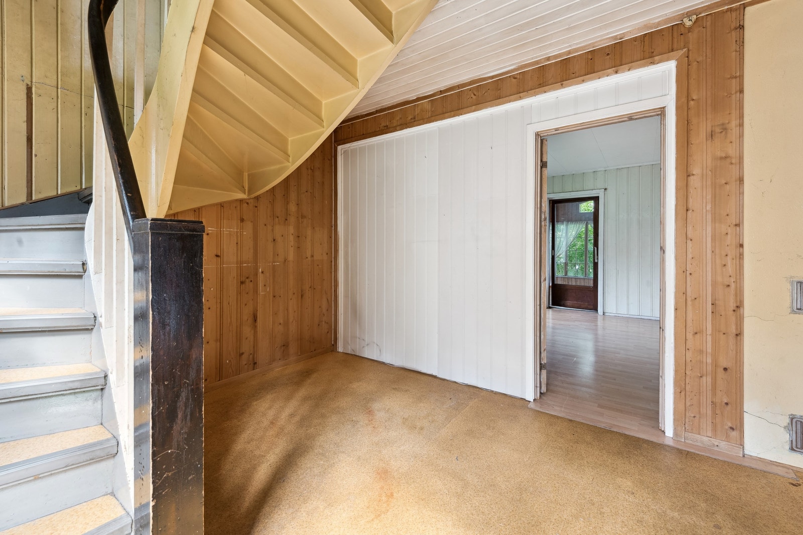 Romslig entré med god garderobeplass og tretrapp som leder opp til andre etasje. Fra entreen er det også adkomst til både tv-stuen og spisestuen. Galleribilde