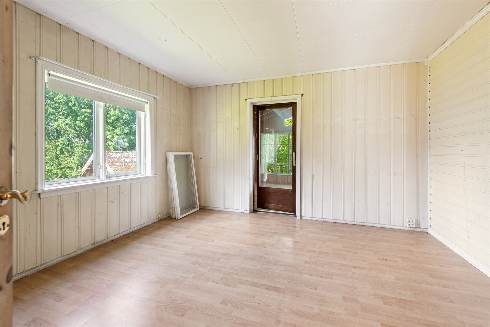 Tv-stue med utgang til innglasset balkong. Galleribilde