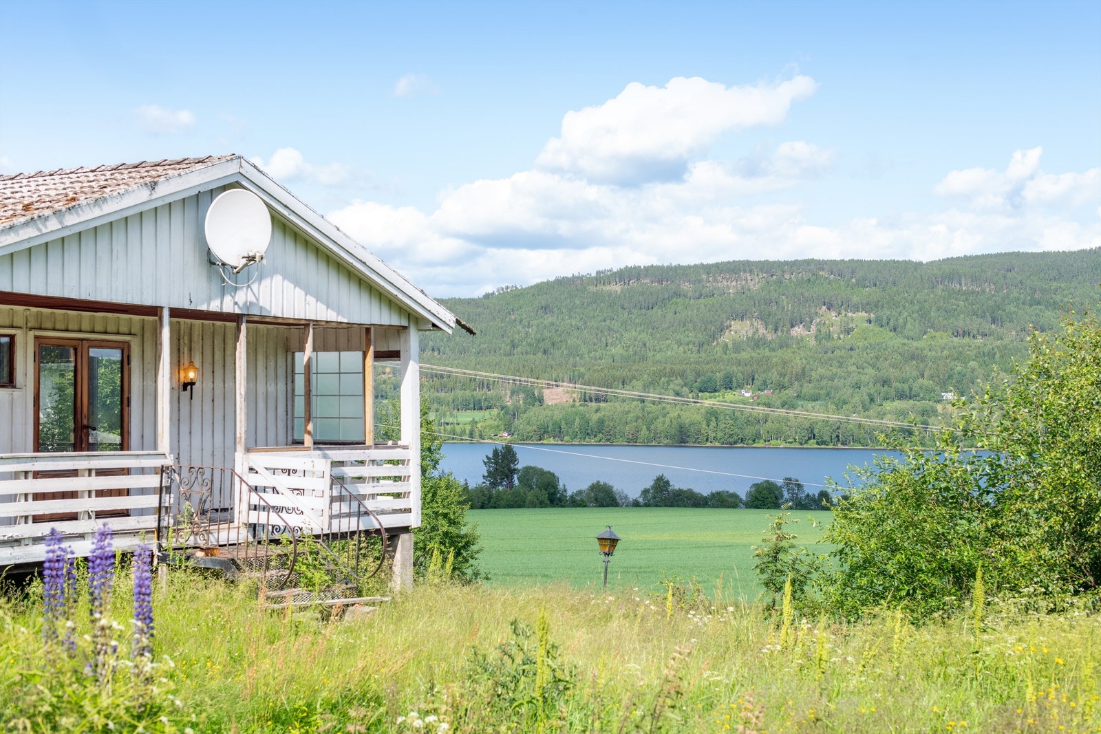 Fra stuen er det utgang til en overbygget terrasse på 14m². Galleribilde
