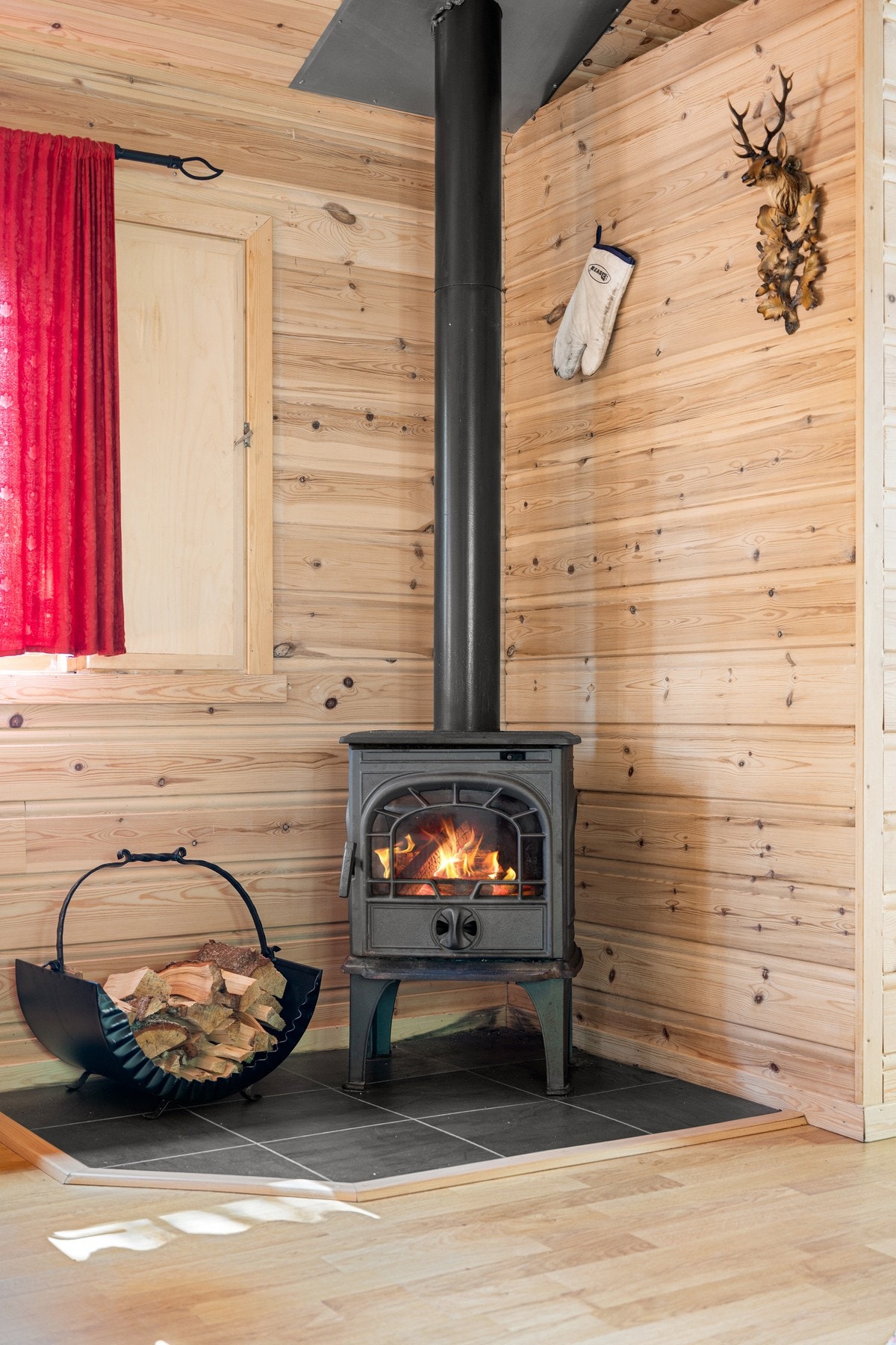 Flott vedovn som sørger for lun og god oppvarming Galleribilde