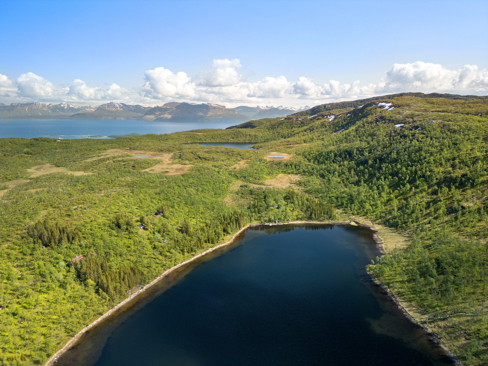 Populært område for friluftsliv med bærplukking, fiske, fjellturer og mtb-sykling Galleribilde