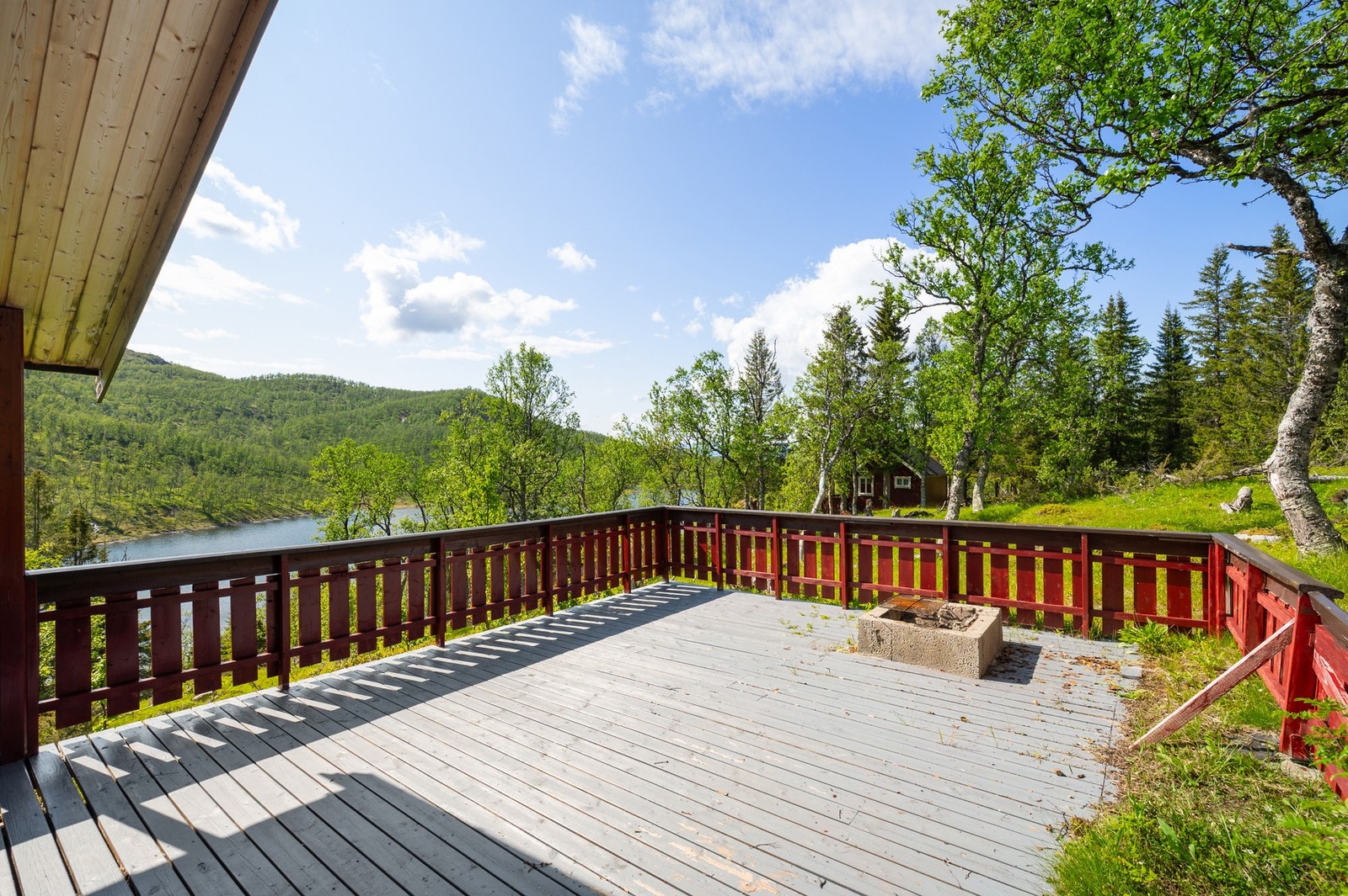 Eiendommen ligger på en liten høyde med nydelig utsikt og har fine uteområder med stor, solrik veranda Galleribilde
