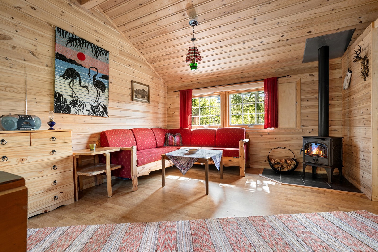 Velkommen inn! Hytta får fint dagslys inn gjennom stuevinduene (vindu fra 2009) Galleribilde