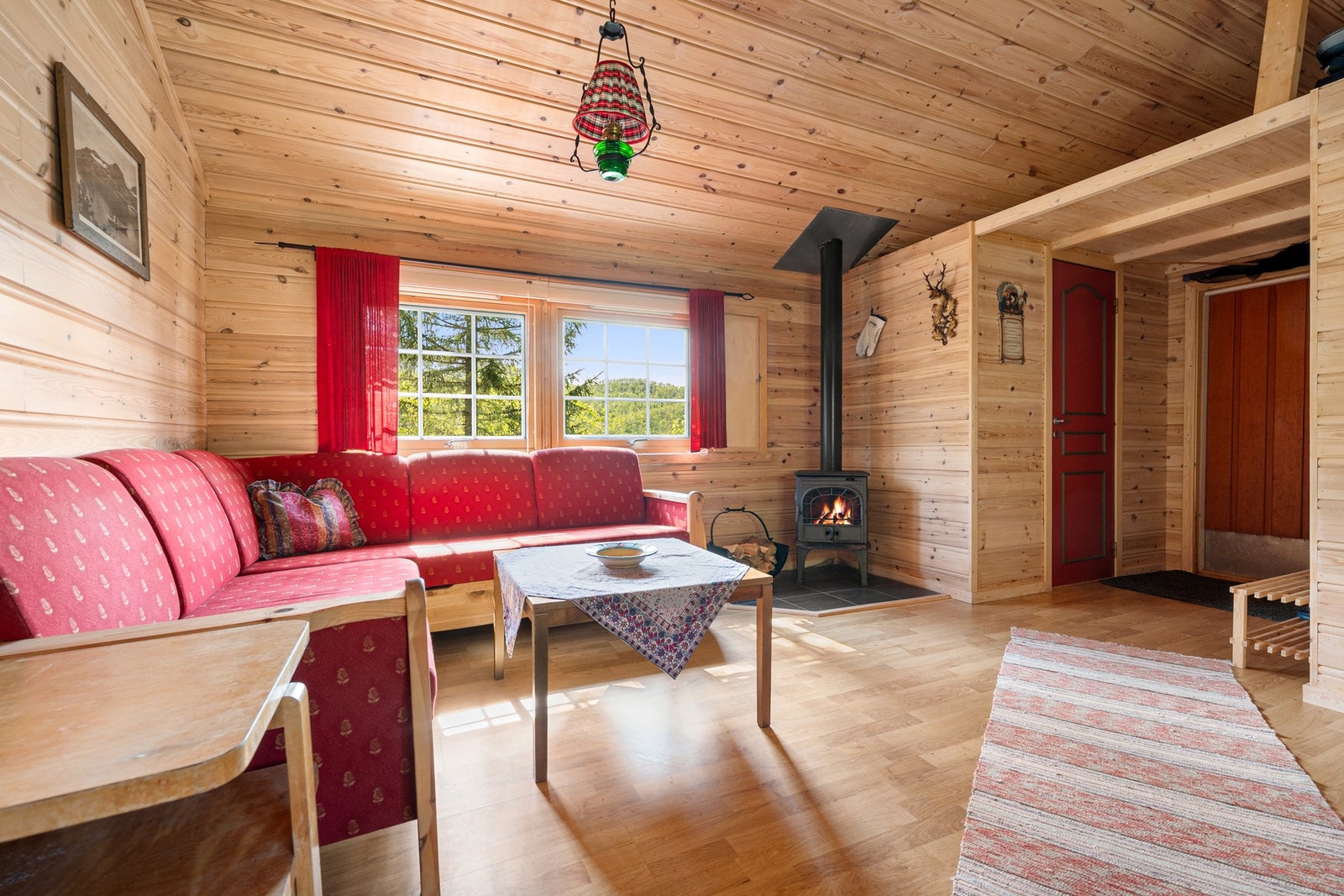 Sosial planløsning hvor størsteparten av arealet er tildelt stua - akkurat slik det skal være på hytta :) Galleribilde