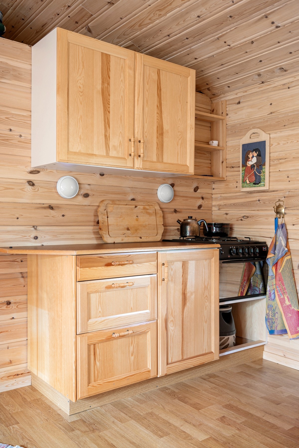 Enkelt hytte-kjøkken med installert gasskomfyr (5 kg gassflaske under benk) Galleribilde