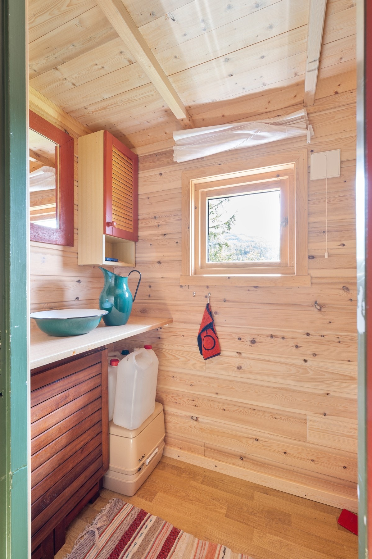 "Bad" - innvendig toalettrom med flyttbart Porta Potti toalett, og plass til vaskefatet på benkeplaten Galleribilde