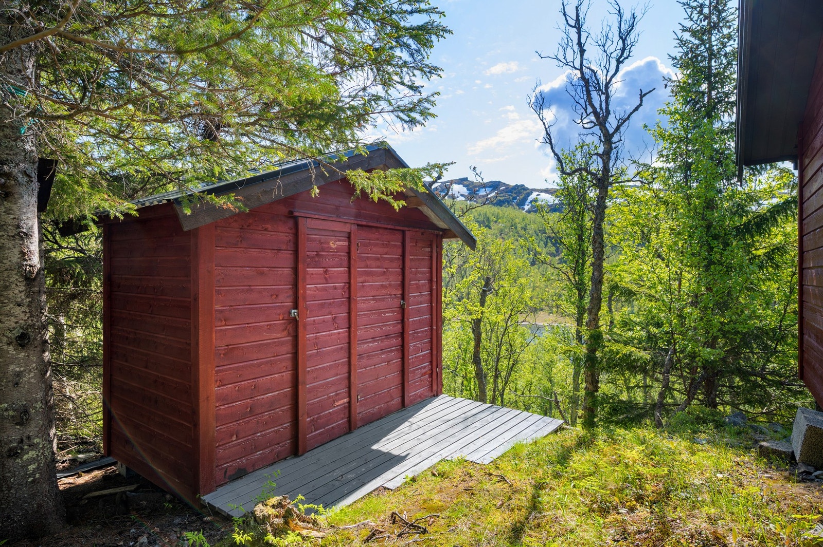 På baksiden er det bod og utedo Galleribilde