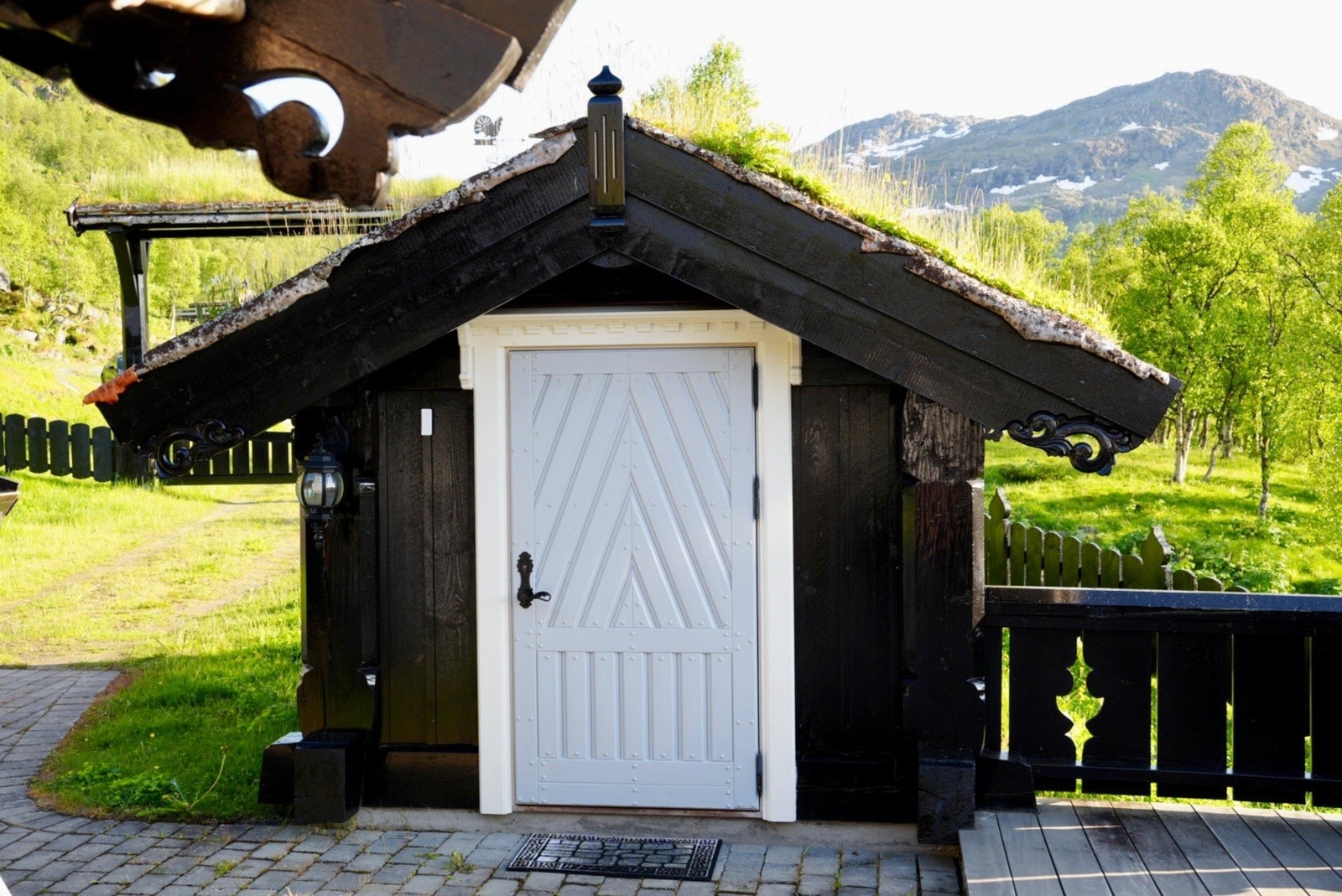 Praktisk utvendig bod med lagringsplass til f.eks. gressklipper og snøfres. Galleribilde