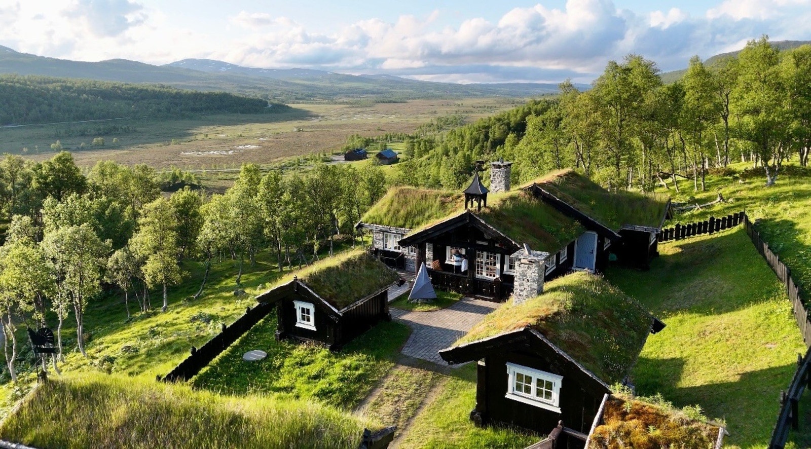 Det er lett å finne et koselig sted å slappe av i solen med utsikt, eller nyte kveldshygge rundt bålplassen. Galleribilde