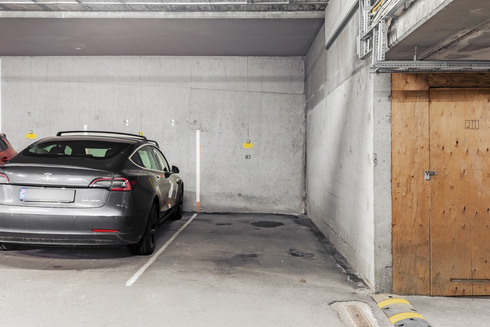 Videre disponerer leiligheten en garasjeplass (nr. 72) i felles garasjeanlegg i underetasjen. Galleribilde