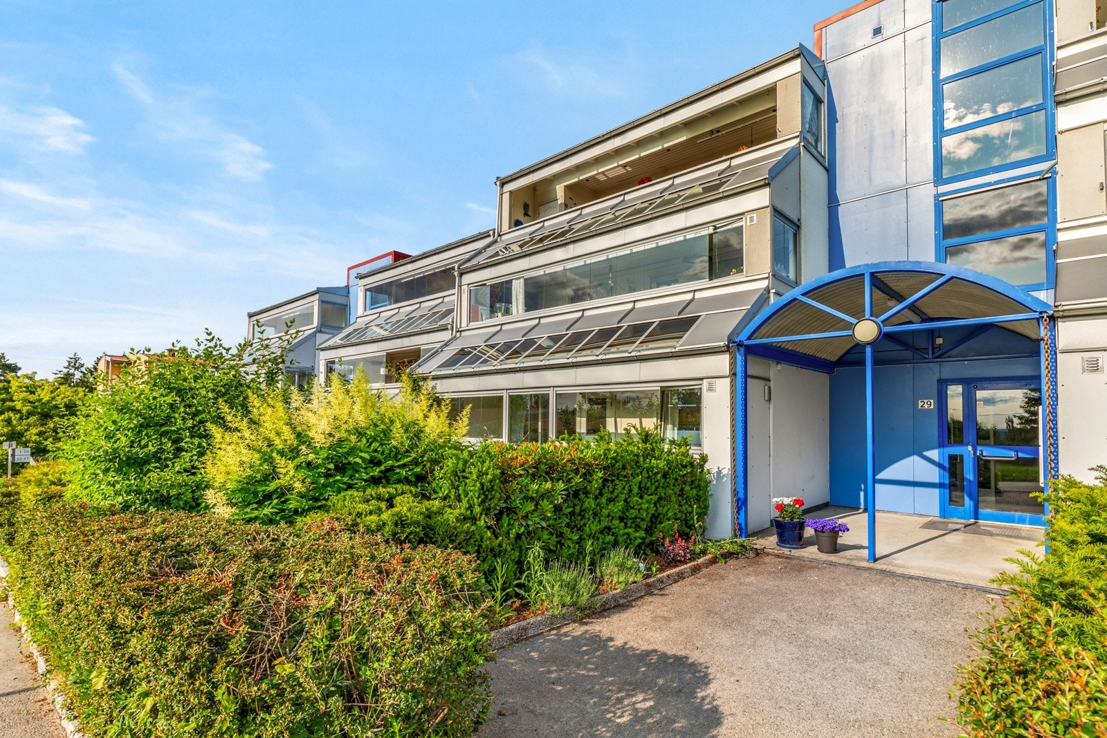 Boligen er beliggende i et lunt og tilbaketrukket boligområde på Mortensrud, her vil du trives! Galleribilde