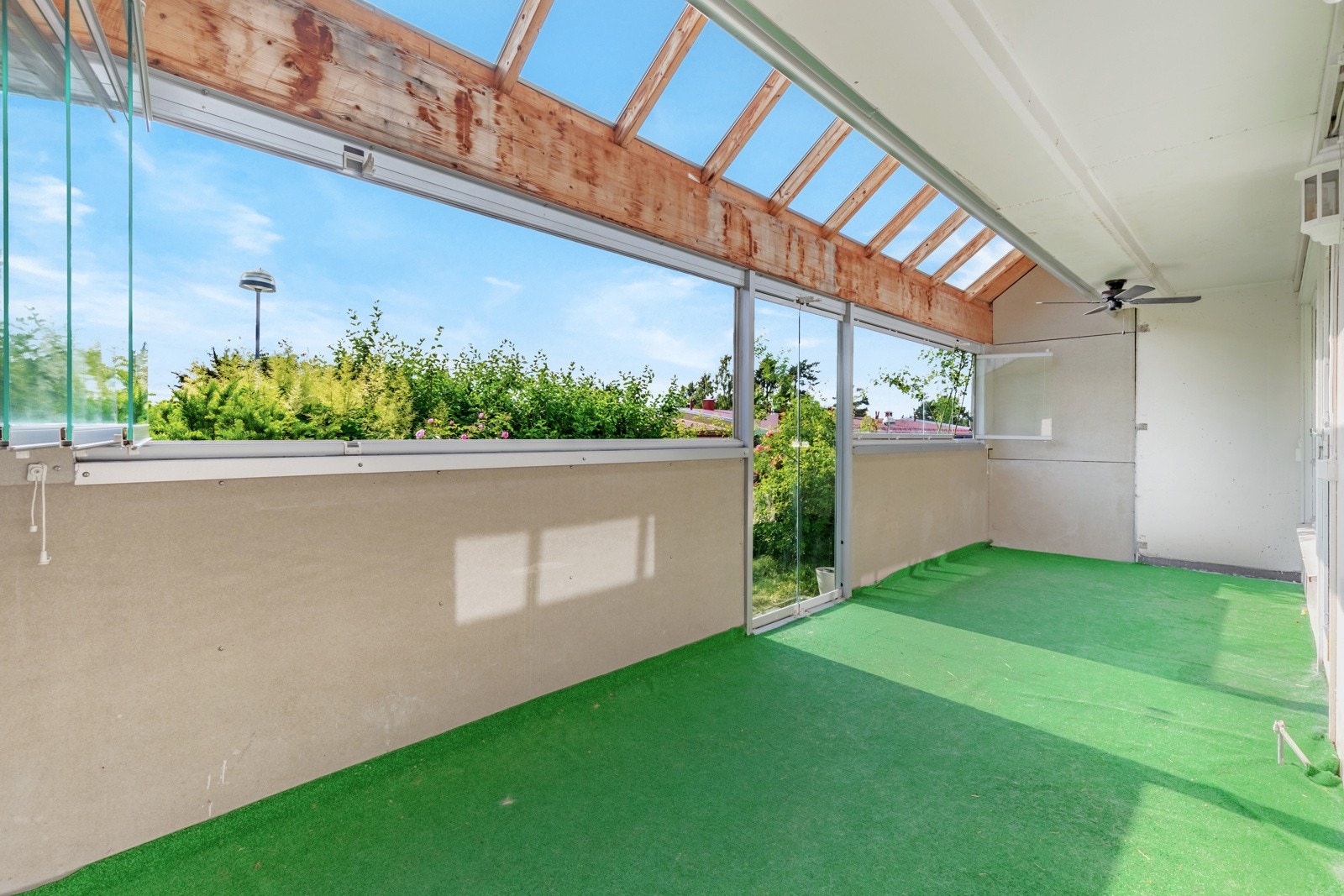 Det er god plass til alt du vil ha utendørs, som for eksempel utemøblement, barløsning, beplanting, m.m. Galleribilde