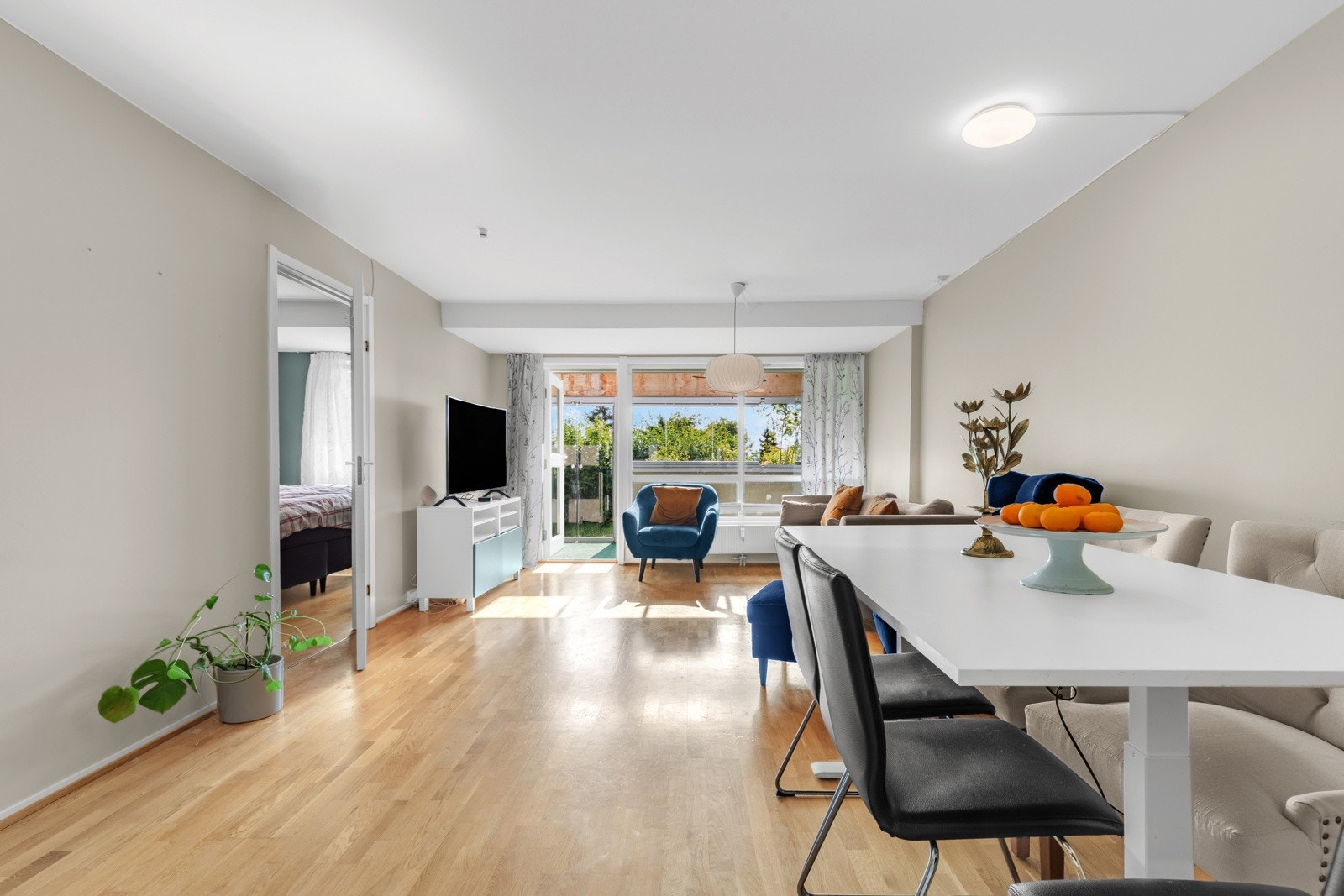 De store vindusflatene slipper inn rikelig med naturlig lys i boligen, som sørger for en luftig atmosfære. Galleribilde