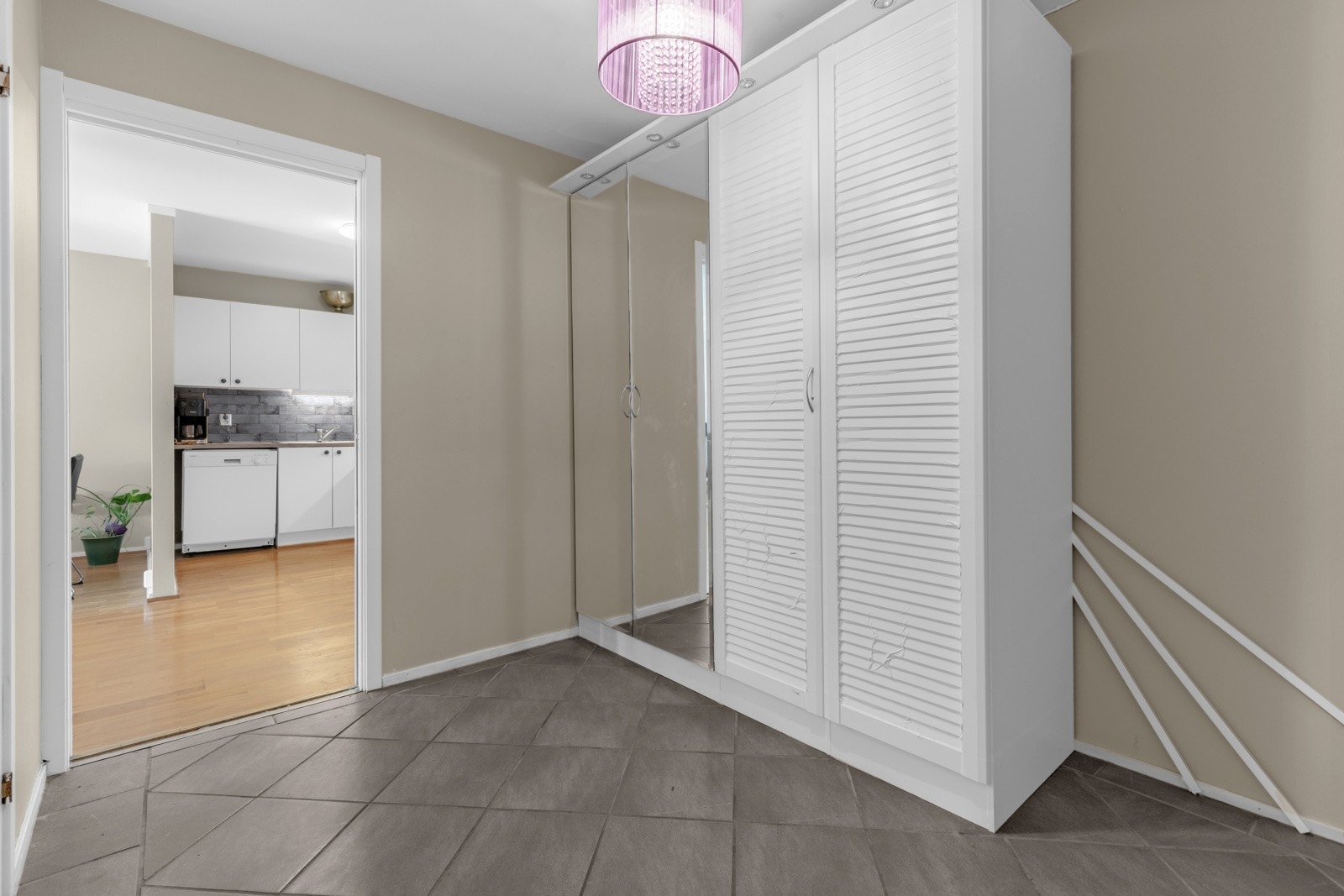 Veggene er malt i tidløse farger og gulvet er flislagt med gulvvarme. Galleribilde